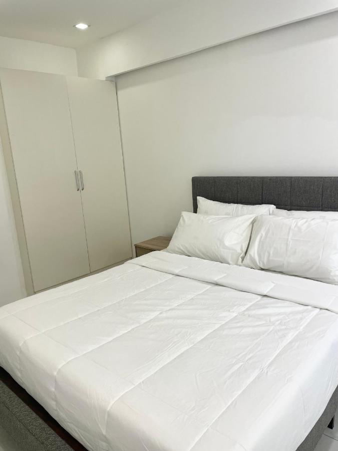 Burgundy Guest Suite Manila Exterior foto